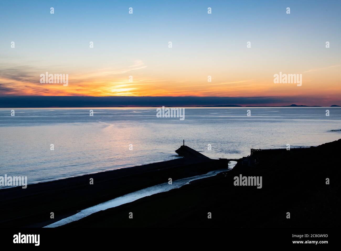 Aberystwyth vista tramonto guardando Nord in estate con una vista di Llyn Peninsular in lontananza. Foto Stock