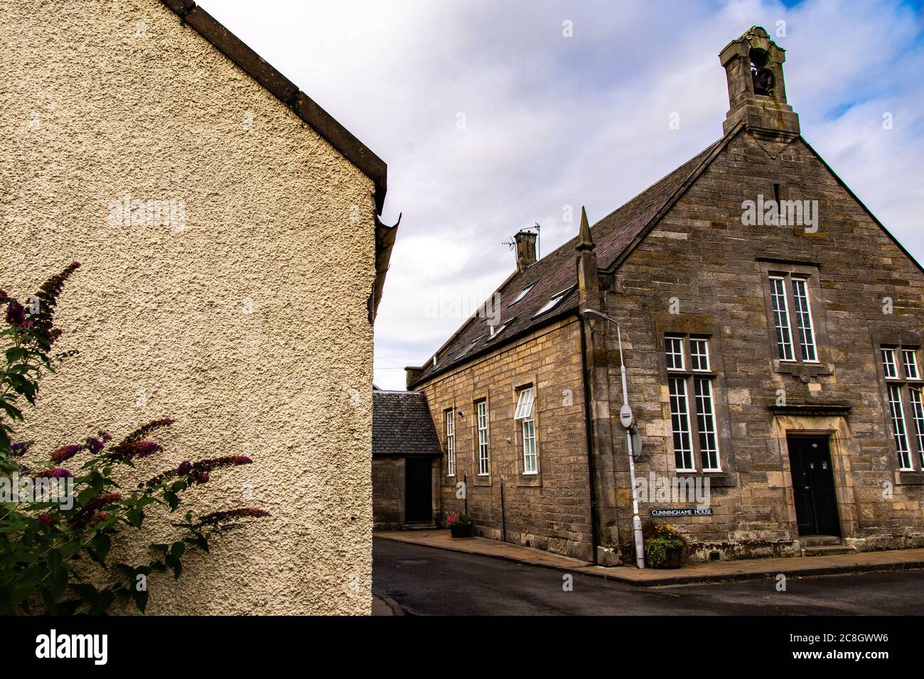 Visita il grazioso villaggio di Culross, appena sopra la città di Edimburgo. Culross è splendida per i suoi vecchi edifici e strade tradizionali. Foto Stock