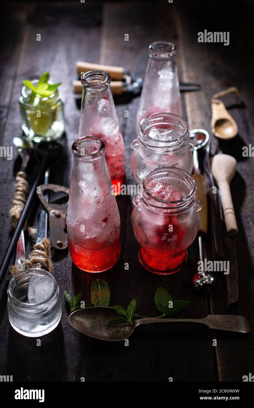 Succo di frutta surgelato con ghiaccio in bottiglie. Bevanda rinfrescante. Acqua di lampone. Cibo a basso contenuto di grassi. Foto Stock