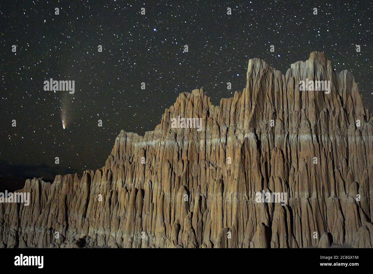 Panaca, Nevada, Stati Uniti. 23 luglio 2020. Il Comet NOSWISE (C/2020 F3) è visto nel cielo sopra il Cathedral Gorge state Park vicino Panaca, Nevada. La cometa prende il nome dal Near-Earth Object Wide-Field Infrared Survey Explorer della NASA, che lo scoprì a marzo. La Gola della Cattedrale è una riserva geologica di resti di un antico letto di lago costituito da un suggestivo paesaggio di argilla di bentonite erosa. Credit: David Becker/ZUMA Wire/Alamy Live News Foto Stock