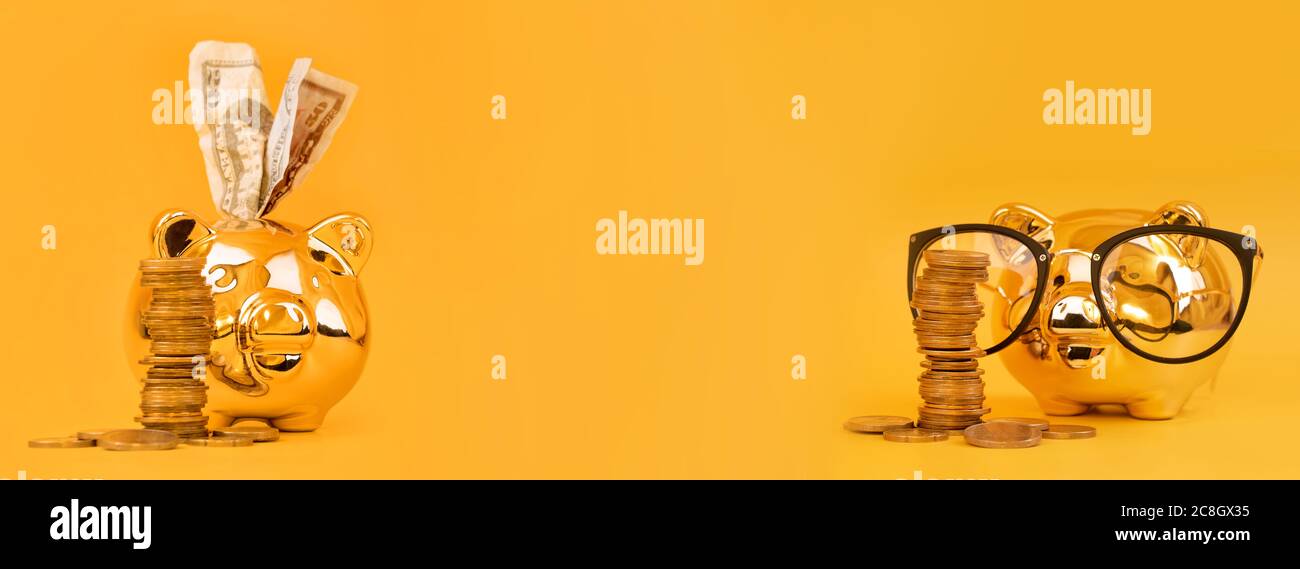 Due banche piggy dorate che indossano bicchieri con torri di denaro e bollette del dollaro. Pila di monete in euro vicino al contenitore di denaro dorato. Denaro maiale, risparmio di denaro Foto Stock