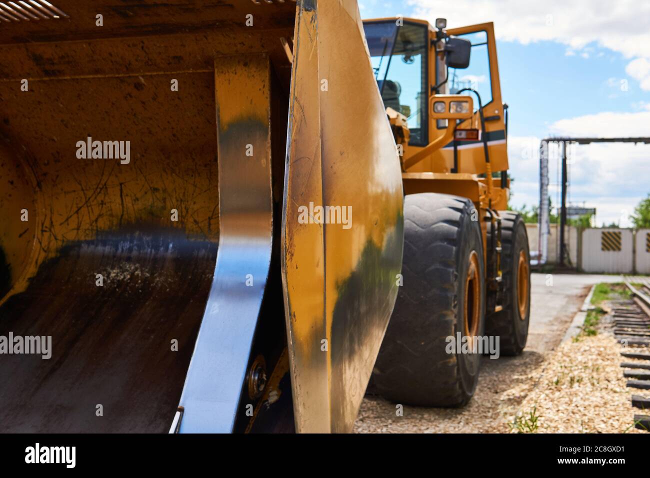 apripista con ruote per costruzione pesante in piedi da vicino Foto Stock