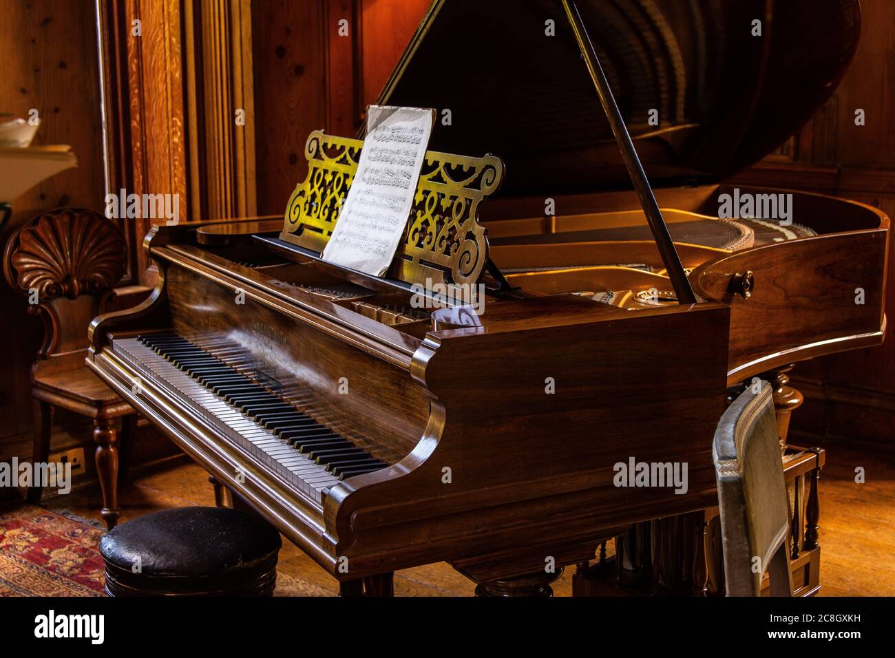 Golspie, SCOZIA: Vecchio bel pianoforte e grande vintage in una casa elegante. Foto Stock