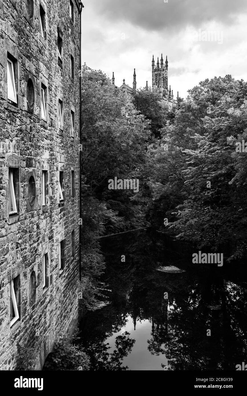 Splendida vista in una città d'epoca e tradizionale di Edimburgo. Prospettiva in bianco e nero sugli angoli scozzesi. Foto Stock Splendida vista in una città d'epoca e tradizionale di Edimburgo. Prospettiva in bianco e nero sugli angoli scozzesi. Foto Stock