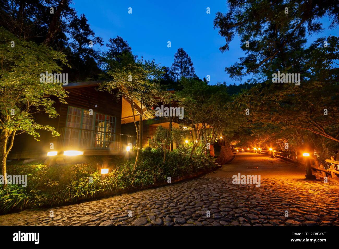 Vista notturna della casa in legno nella zona ricreativa della Foresta Nazionale di Mingchi a Taiwan Foto Stock