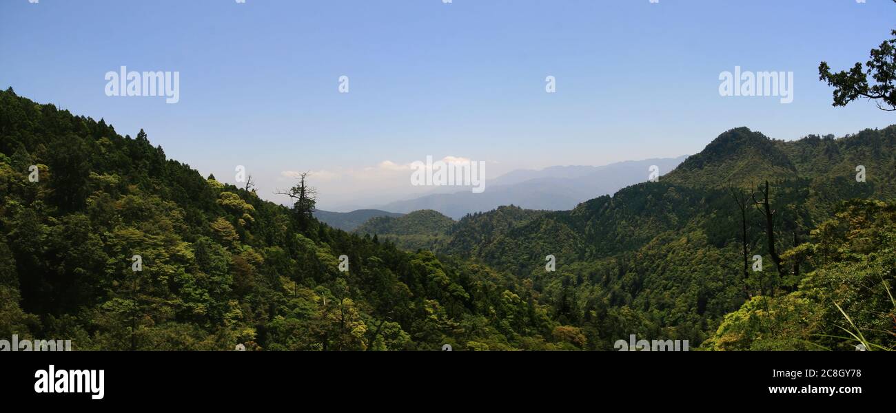 Vista soleggiata del bellissimo paesaggio naturale della Mingchi National Forest Recreation Area a Taiwan Foto Stock