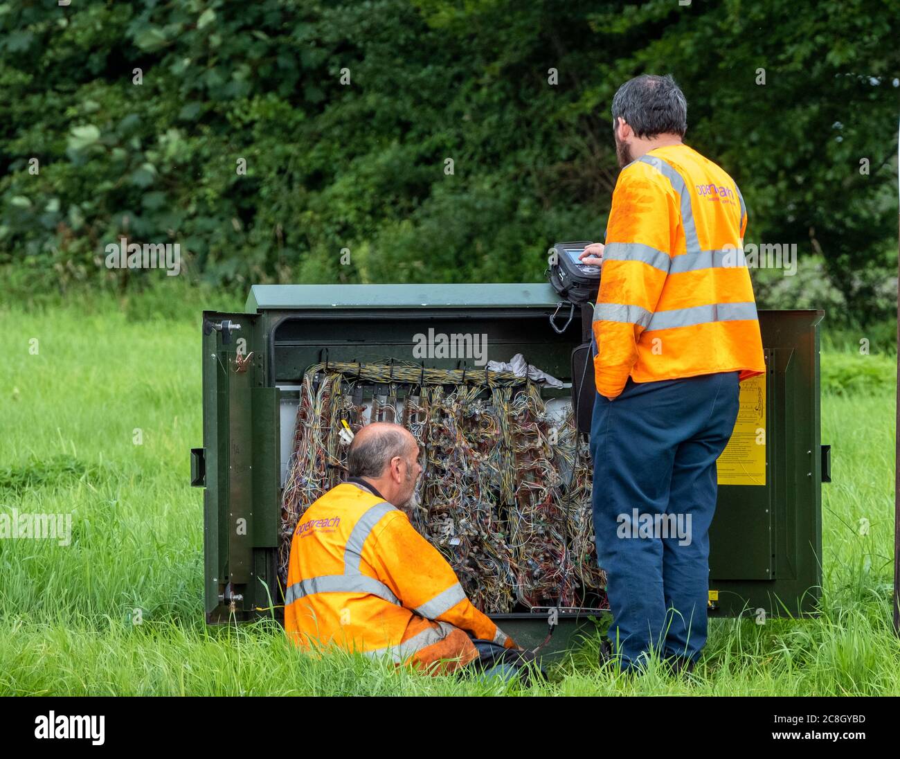 Gli ingegneri Openreach lavorano in una borsa di scambio a Cumbria, Inghilterra, Regno Unito. Foto Stock