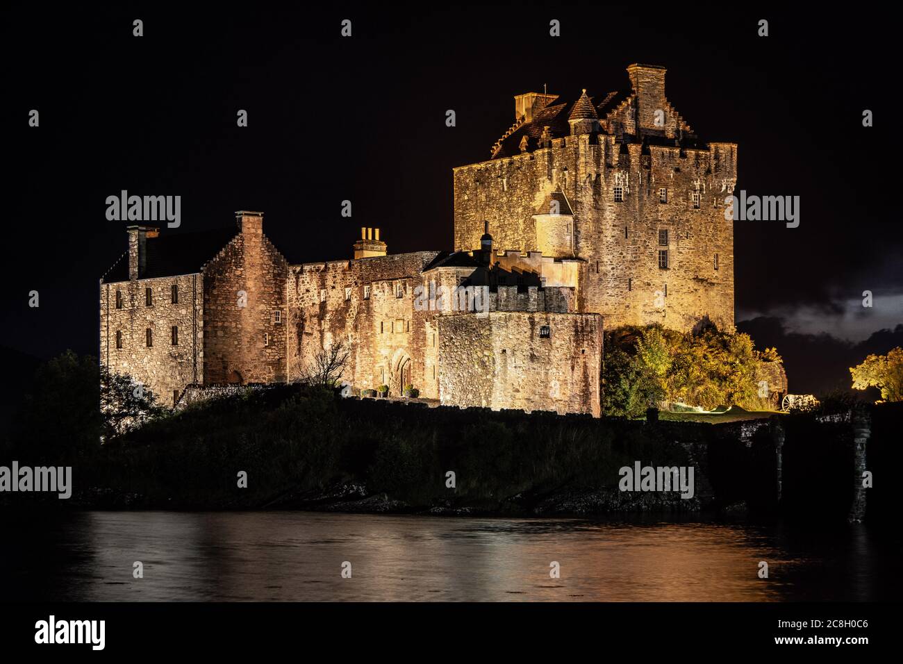 Dornie, SCOZIA: Bella vista del castello di Eilean Donan riflesso sull'acqua di notte. Foto Stock
