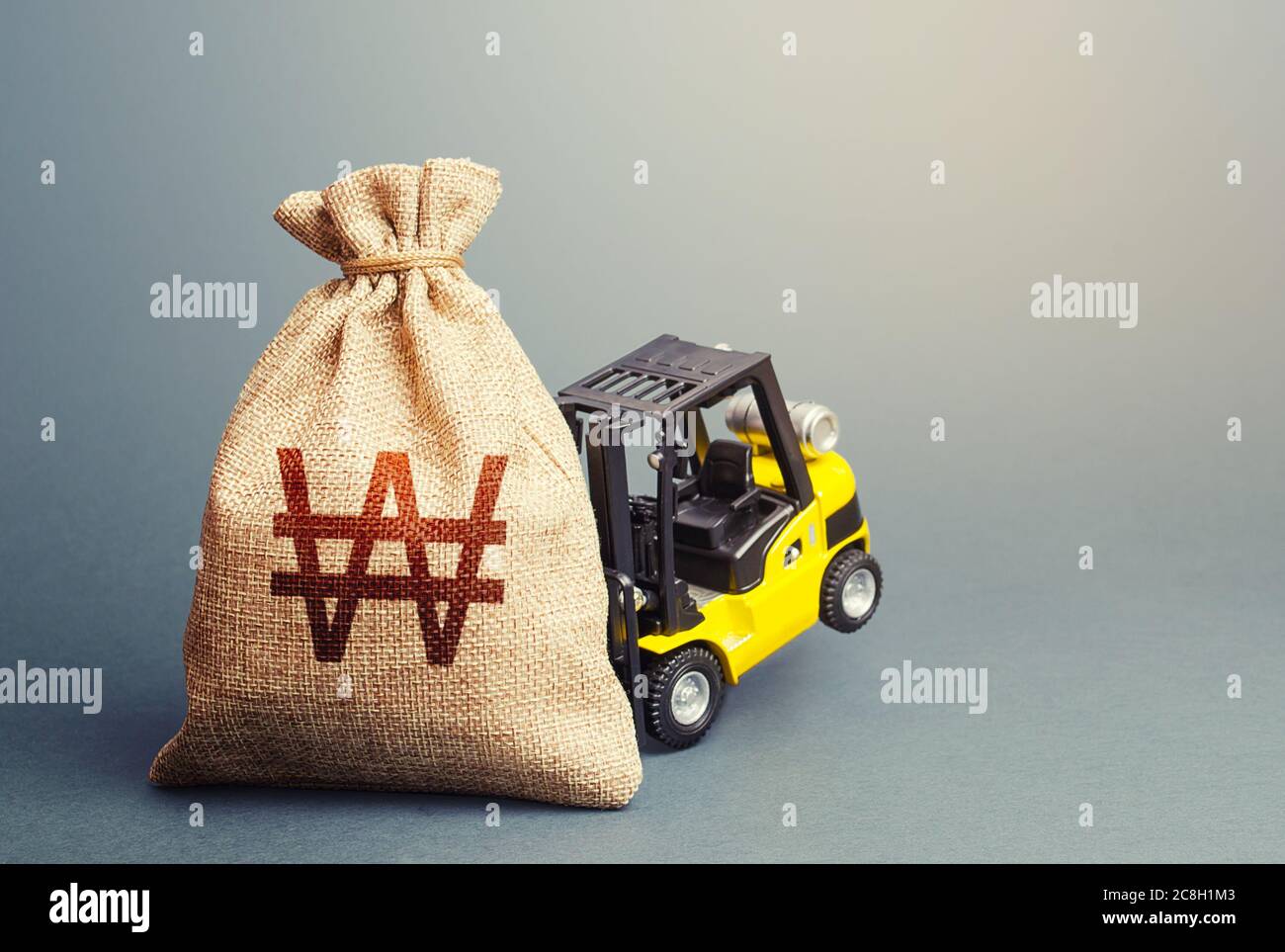 Carrello giallo non è in grado di sollevare un sacco di denaro sud coreano vinto. Tasso di interesse. Stimolare l'economia. Denaro per elicotteri, sussidi prestiti agevolati. Pinna più forte Foto Stock