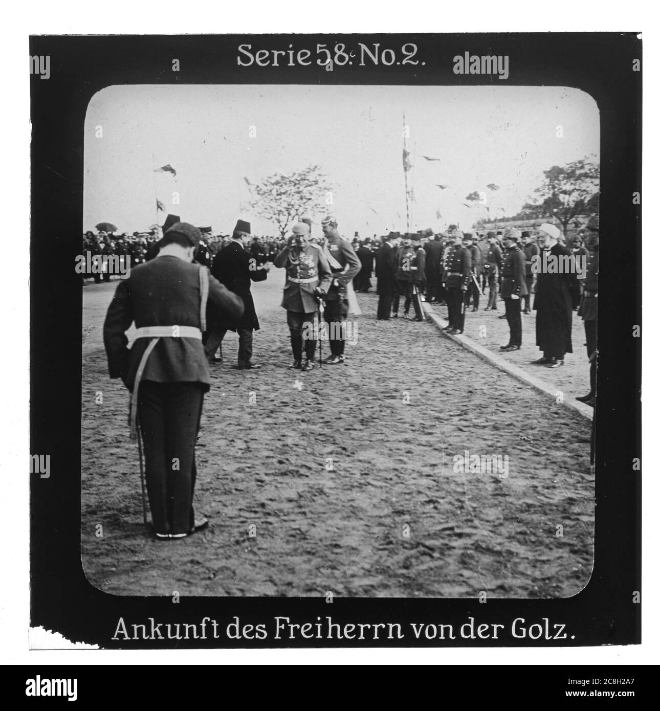 Proiezione für alle - Der Weltkrieg: An der Türkischen Front. Serie 58. N. 2. Wilhelm Leopold Colmar Freiherr von der Goltz (1843 - 1916) guerra in preußischer Generalfeldmarschall, Militärhistoriker und -schriftsteller. Er trif am 12.12.1914 in der Türkei ein. - Die Firma „proiezione für alle" wurde 1905 von Max Skladanowsky (1861-1939) gegründet. Sie produzierte bis 1928 fast 100 Serien zu je 24 Glasdias im Format 8,3 x 8,3 cm im sog. Bromsilber-gelatina-Trockenplatten Verfahren. Die Serien umfassten Städte, Länder, Landschaften, Märchen und Sagen, das Alte Testamento u. den 1. Weltkrieg Foto Stock