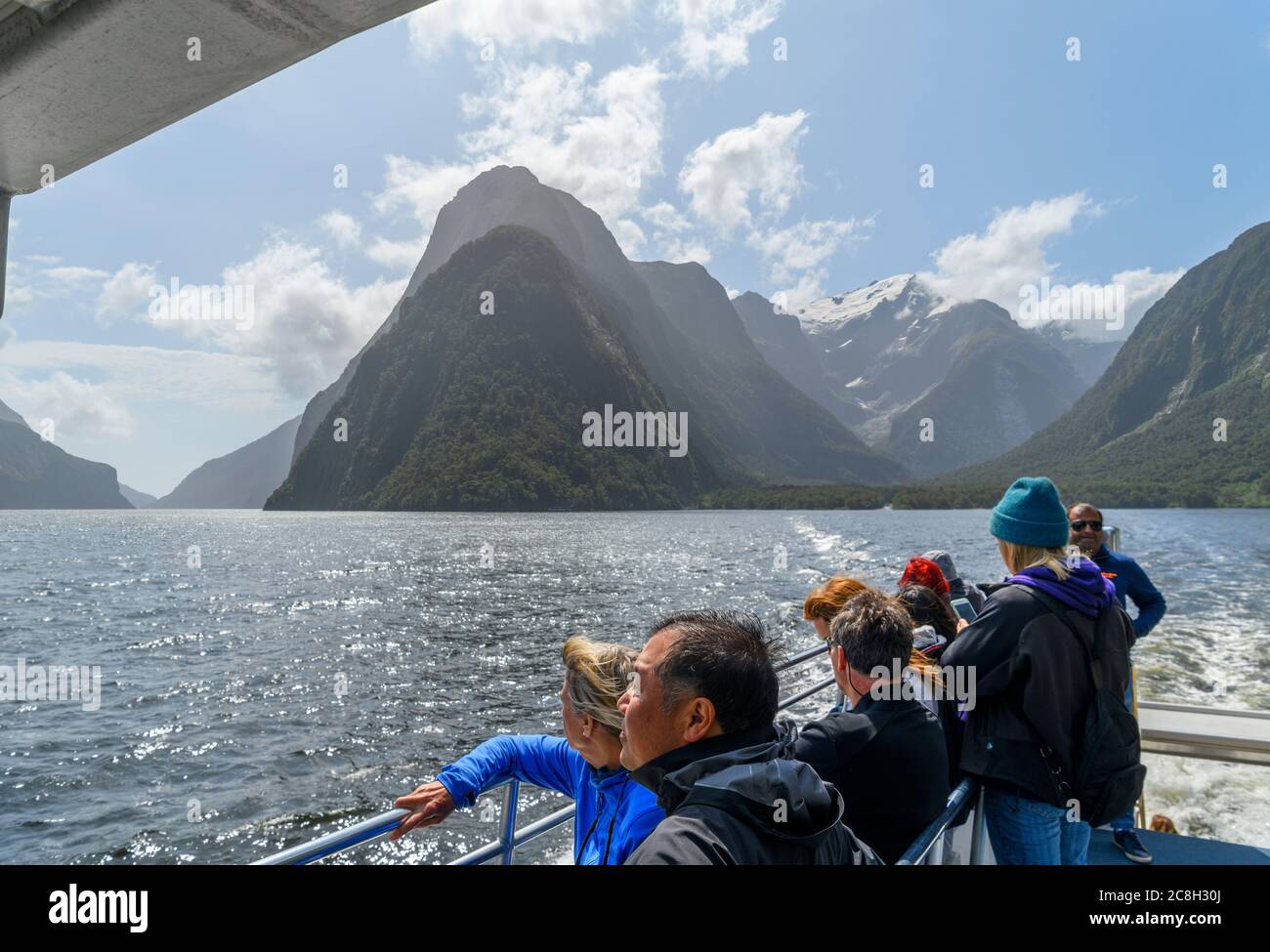 Milford Sound, Nuova Zelanda. Passeggeri sul ponte di una nave da crociera, Milford Sound, Fiordland National Park, South Island, Nuova Zelanda Foto Stock