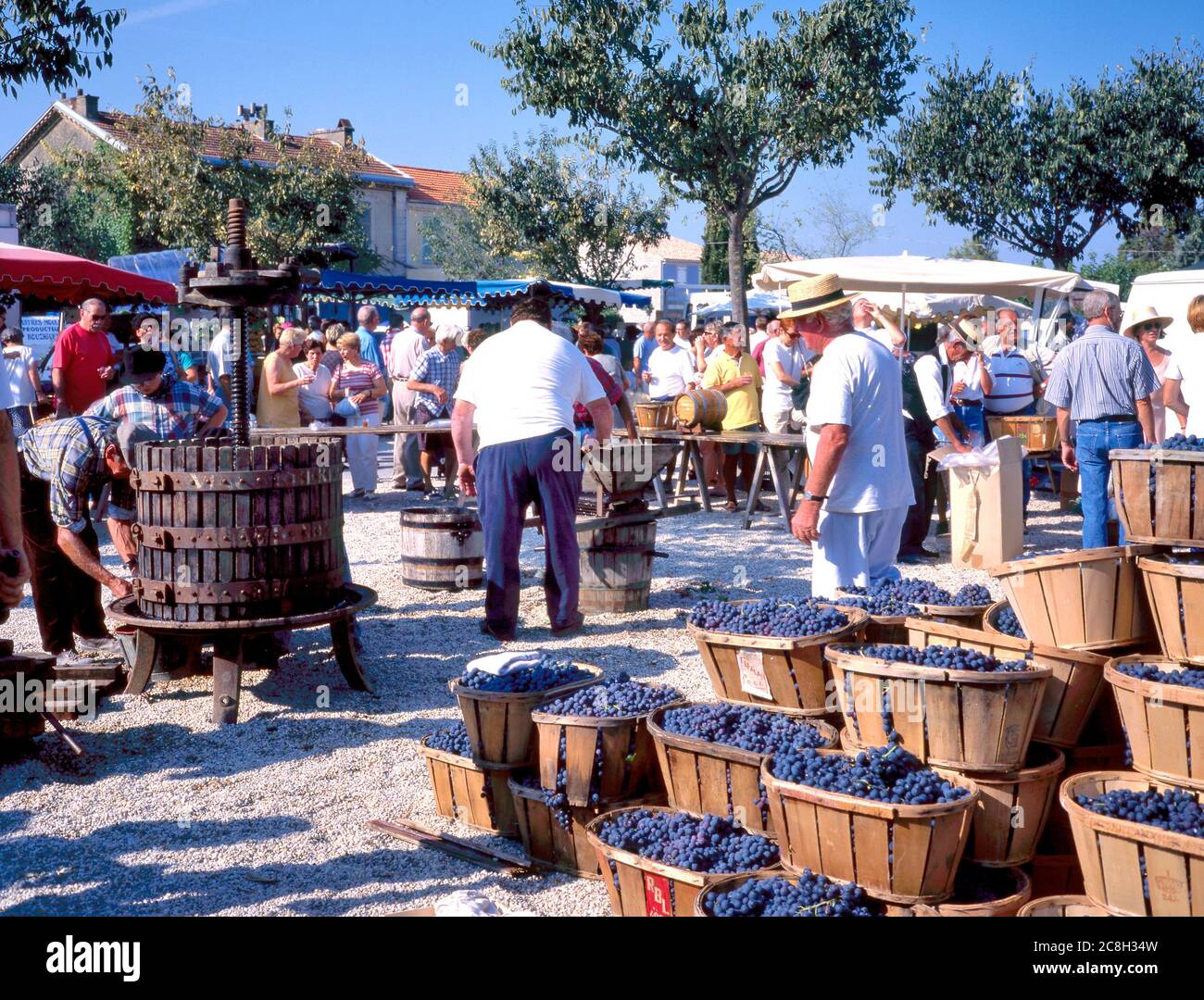 Coustelet, Francia-settembre 29,2019: Fine della festa di raccolta del vino con gli agricoltori distribuire bevande gratuite di vino Foto Stock