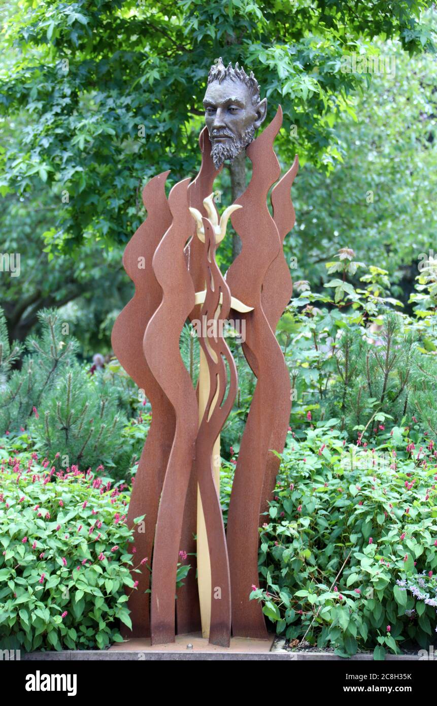 Arte pubblica chiamata Surtr Flames al Grosvenor Park a Chester che celebra la storia vichinga della città Foto Stock