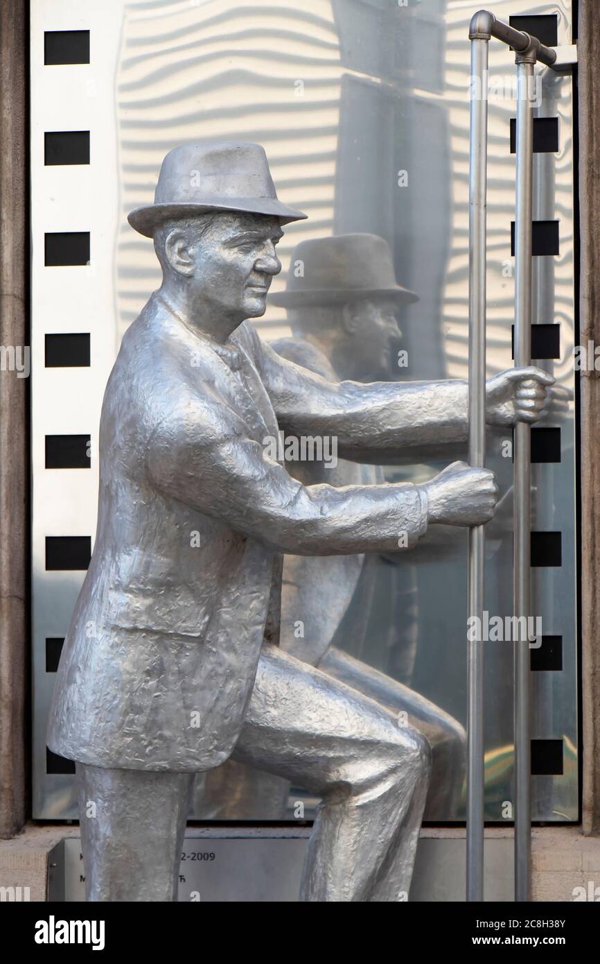 Belgrado, Serbia - 20 luglio 2020: Statua dell'attore americano di discendenza serba Karl Malden , di Zdravko Joksimovic, davanti all'archivio cinematografico jugoslavo Foto Stock