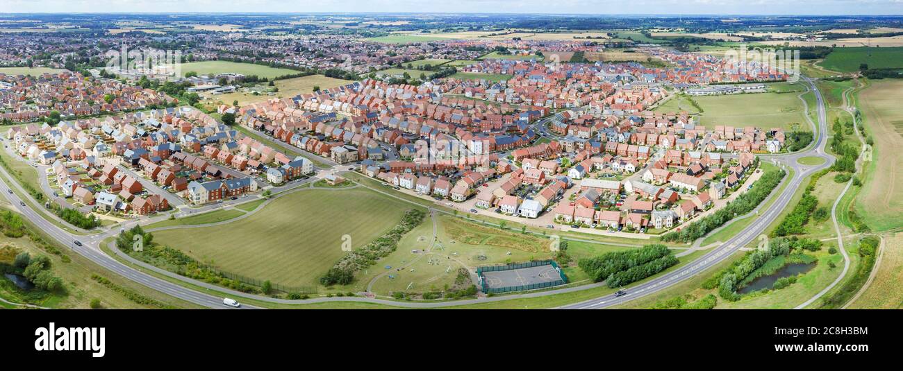 Nuovo alloggio moderno e circonvallazione intorno ad una città vecchia. Vista panoramica aerea di una nuova tenuta a Biggleswade, Bedfordshire, Regno Unito. Foto Stock