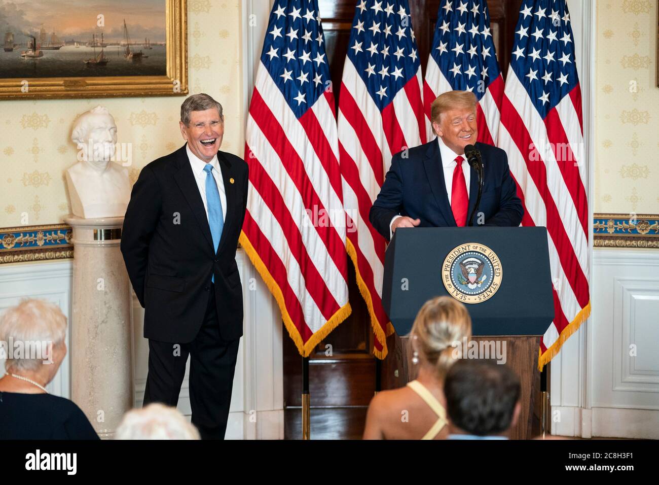 Washington, Stati Uniti d'America. 24 luglio 2020. Washington, Stati Uniti d'America. 24 luglio 2020. Il presidente degli Stati Uniti Donald Trump si rivolge al pubblico dopo aver premiato il Medalista d'argento olimpico e l'ex rappresentante degli Stati Uniti Jim Ryun la Medaglia presidenziale della libertà nella stanza blu della Casa Bianca 24 luglio 2020 a Washington, DC Credit: Joyce Bogosian/White House Photo/Alamy Live News Foto Stock