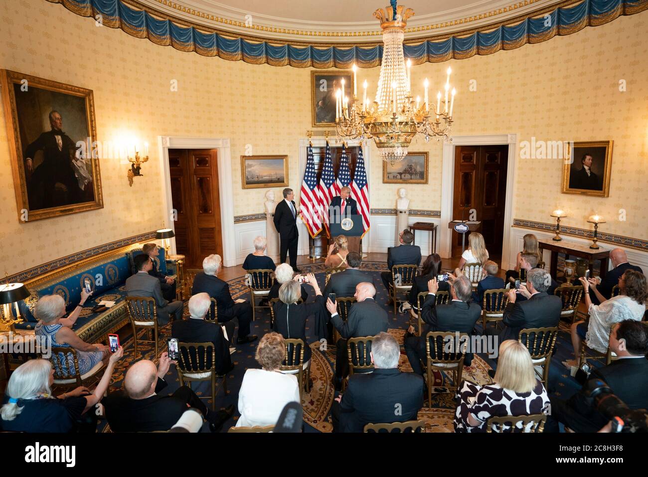 Washington, Stati Uniti d'America. 24 luglio 2020. Washington, Stati Uniti d'America. 24 luglio 2020. Il presidente degli Stati Uniti Donald Trump si rivolge al pubblico dopo aver premiato il Medalista d'argento olimpico e l'ex rappresentante degli Stati Uniti Jim Ryun la Medaglia presidenziale della libertà nella stanza blu della Casa Bianca 24 luglio 2020 a Washington, DC Credit: Joyce Bogosian/White House Photo/Alamy Live News Foto Stock