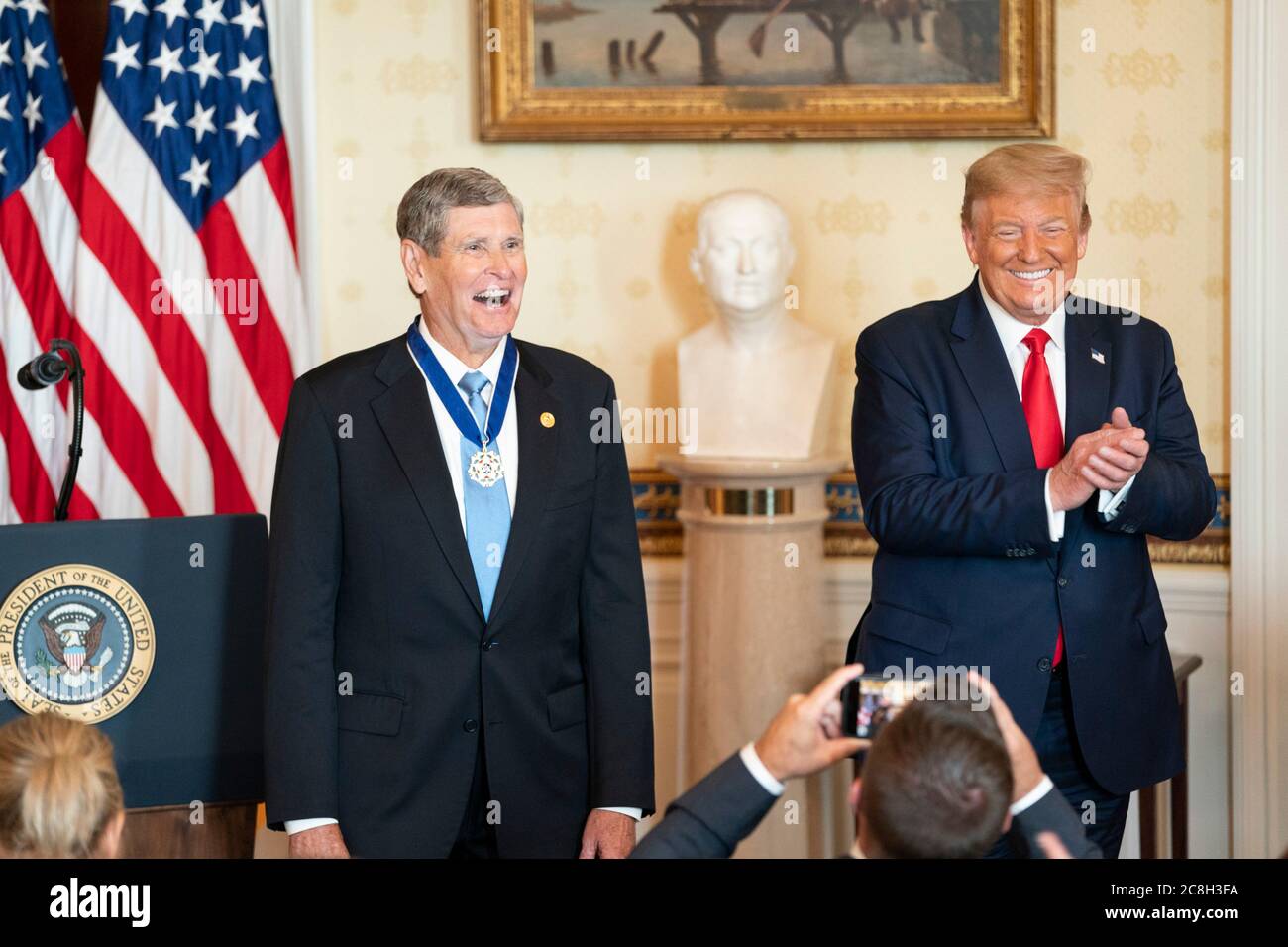 Washington, Stati Uniti d'America. 24 luglio 2020. Washington, Stati Uniti d'America. 24 luglio 2020. Il presidente degli Stati Uniti Donald Trump applaude al medalista d'argento olimpico e all'ex rappresentante degli Stati Uniti Jim Ryun dopo averlo premiato con la Medaglia presidenziale della libertà nella stanza blu della Casa Bianca 24 luglio 2020 a Washington, DC Credit: Joyce Bogosian/White House Photo/Alamy Live News Foto Stock