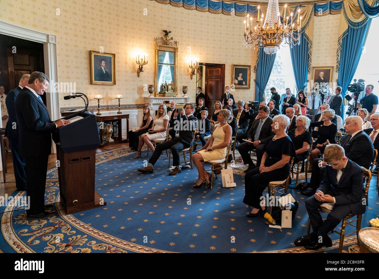 Washington, Stati Uniti d'America. 24 luglio 2020. Washington, Stati Uniti d'America. 24 luglio 2020. Il presidente degli Stati Uniti Donald Trump ascolta il medalista d'argento olimpico e l'ex rappresentante degli Stati Uniti Jim Ryun si rivolge al pubblico dopo essere stato premiato con la Medaglia presidenziale della libertà nella stanza blu della Casa Bianca 24 luglio 2020 a Washington, DC Credit: Joyce Bogosian/White House Photo/Alamy Live News Foto Stock