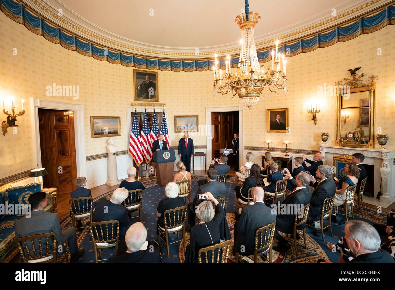 Washington, Stati Uniti d'America. 24 luglio 2020. Washington, Stati Uniti d'America. 24 luglio 2020. Il presidente degli Stati Uniti Donald Trump ascolta il medalista d'argento olimpico e l'ex rappresentante degli Stati Uniti Jim Ryun si rivolge al pubblico dopo essere stato premiato con la Medaglia presidenziale della libertà nella stanza blu della Casa Bianca 24 luglio 2020 a Washington, DC Credit: Joyce Bogosian/White House Photo/Alamy Live News Foto Stock