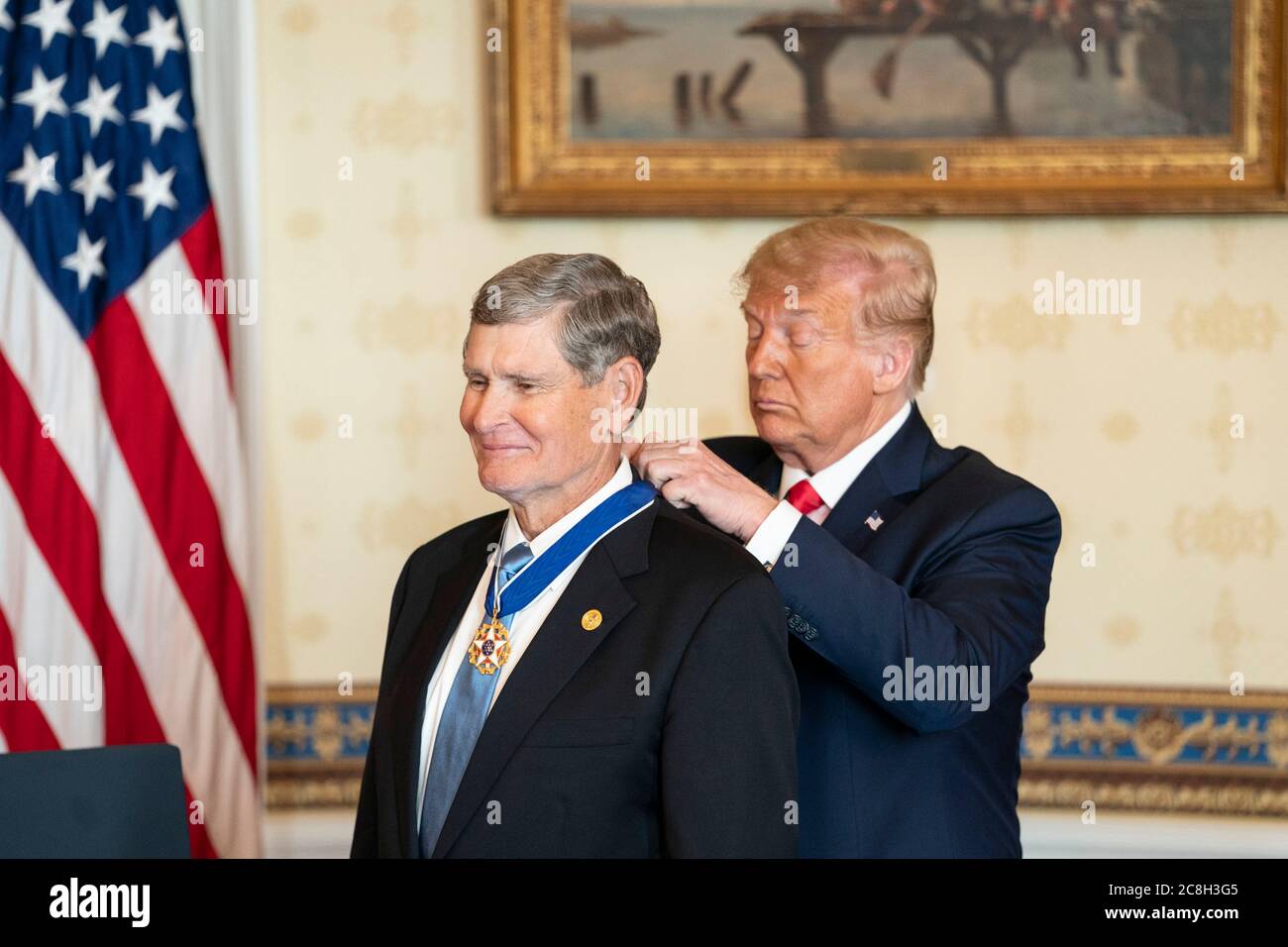 Washington, Stati Uniti d'America. 24 luglio 2020. Washington, Stati Uniti d'America. 24 luglio 2020. Il presidente degli Stati Uniti Donald Trump presenta la medaglia d'argento olimpica e l'ex rappresentante degli Stati Uniti Jim Ryun con la medaglia presidenziale della libertà nella stanza blu della Casa Bianca 24 luglio 2020 a Washington, DC Credit: Joyce Bogosian/White House Photo/Alamy Live News Foto Stock