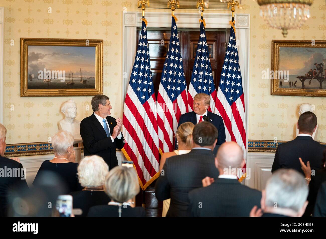 Washington, Stati Uniti d'America. 24 luglio 2020. Washington, Stati Uniti d'America. 24 luglio 2020. Il presidente degli Stati Uniti Donald Trump si rivolge al pubblico dopo aver premiato il Medalista d'argento olimpico e l'ex rappresentante degli Stati Uniti Jim Ryun la Medaglia presidenziale della libertà nella stanza blu della Casa Bianca 24 luglio 2020 a Washington, DC Credit: Joyce Bogosian/White House Photo/Alamy Live News Foto Stock