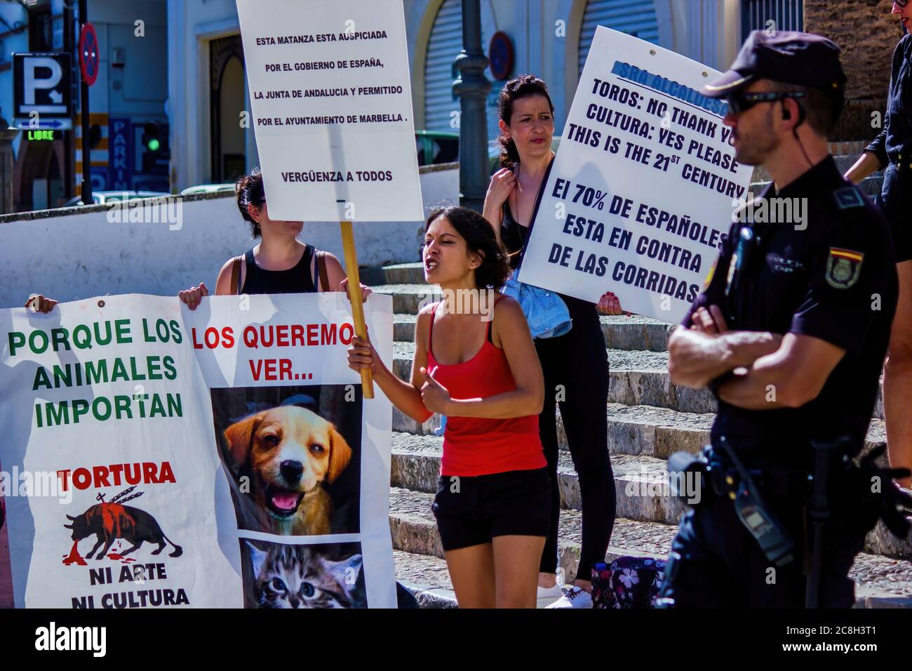 Ronda, Spagna - 06 settembre 2015: Una protesta contro la crudeltà animale durante la stagione di Feria. I manifestanti si oppongono al festival toro in Andalusia che contro Foto Stock