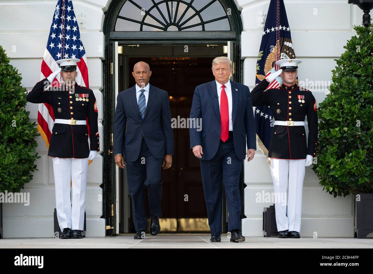 Washington, Stati Uniti d'America. 23 luglio 2020. Washington, Stati Uniti d'America. 23 luglio 2020. Il presidente degli Stati Uniti Donald Trump cammina con la Hall of Fame Pitcher Mariano Rivera, a sinistra, per celebrare la giornata di apertura del baseball della Major League sul prato sud della Casa Bianca 23 luglio 2020 a Washington, DC la stagione del baseball inizia normalmente in primavera ma è stata ritardata a causa della pandemia. Credit: Shealah Craighead/White House Photo/Alamy Live News Foto Stock