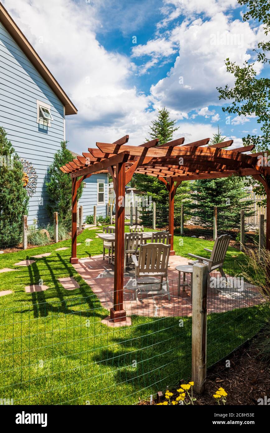 Cedar pergola; patio ardesia; mobili da prato; cortile residenziale Foto Stock