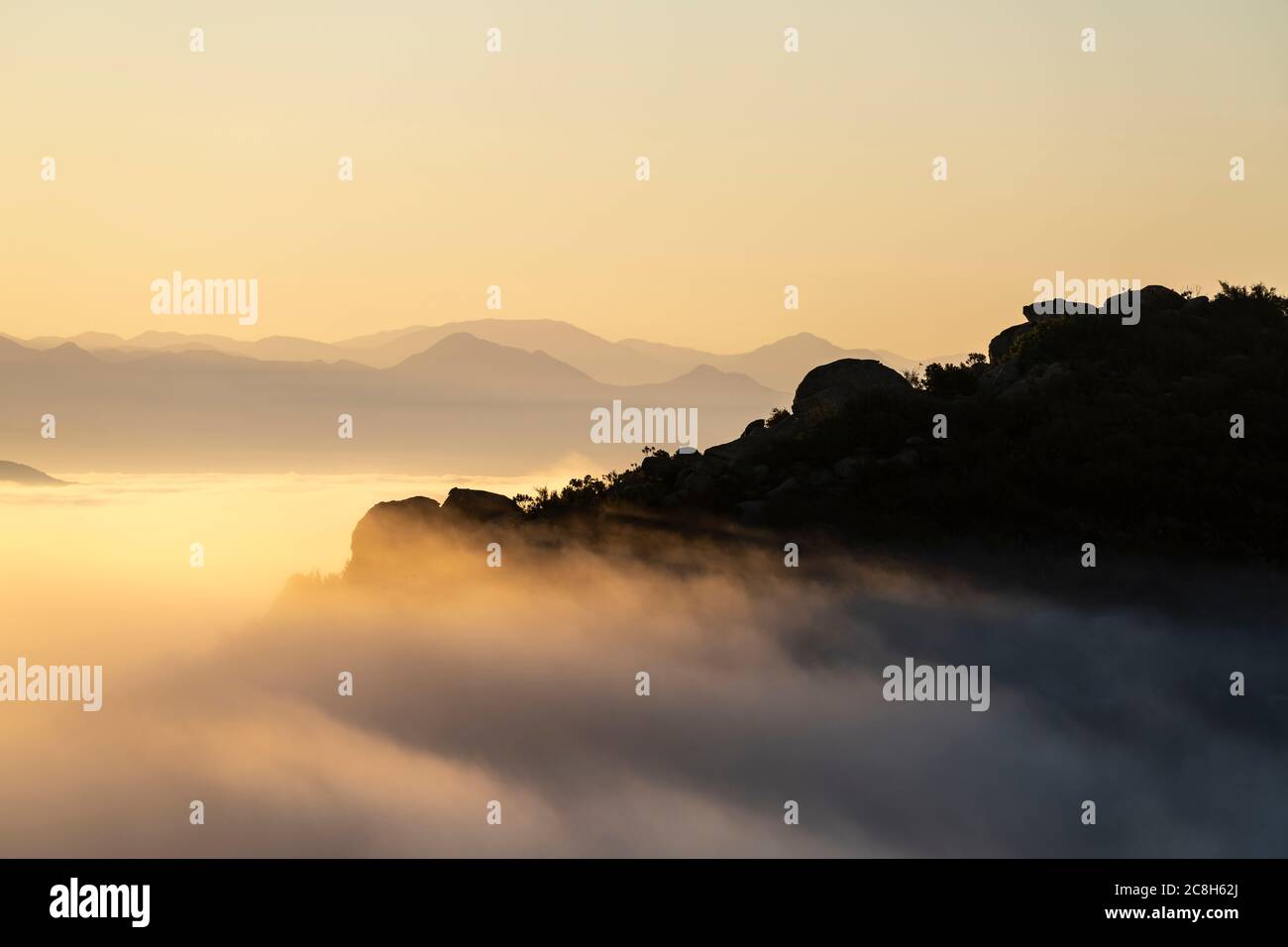 Vista dall'alto sulla nuvola della mattina presto verso le montagne di San Gabriel dal Rocky Peak Park tra le contee di Los Angeles e Ventura nella California meridionale. Foto Stock