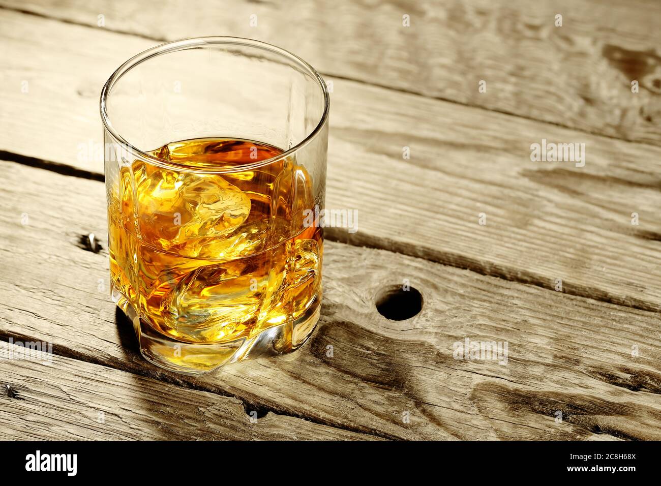 bicchiere di whisky sulla superficie di legno intemperie Foto Stock