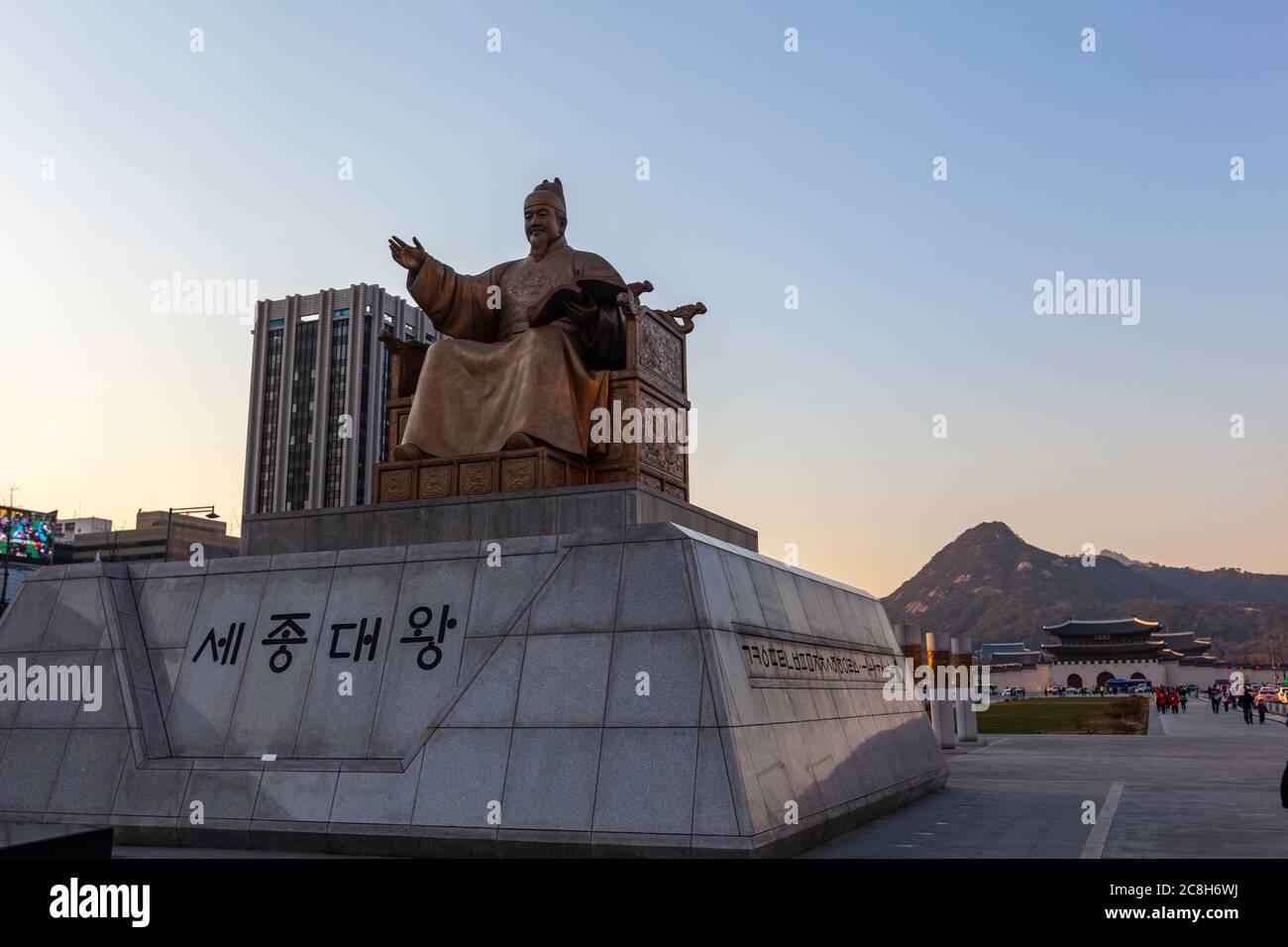 Statua di Re Sejong in Piazza Gwanghwamun, Sejong-daero, Sejongno, Jongno-GU, Seoul, Corea del Sud Foto Stock