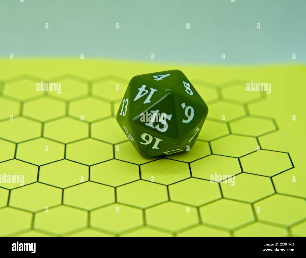Gioco di ruolo da tavolo colorato gioco di ruolo RPG dadi e libri di regole  Foto stock - Alamy