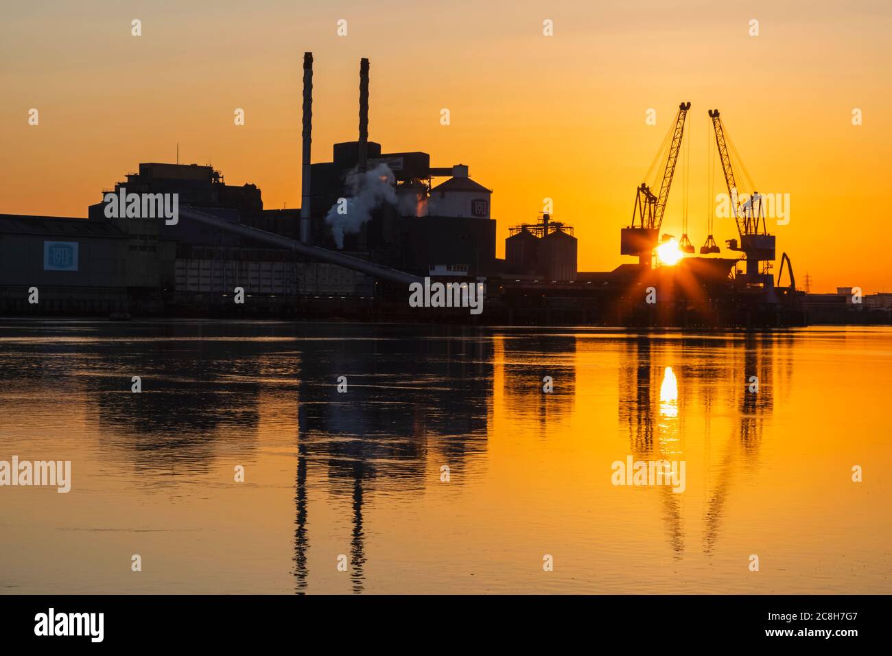 Inghilterra, Londra, Docklands, North Woolwich, Royal Docks, Tate e Lyle Sugar Industrial Plant a Dawn Foto Stock