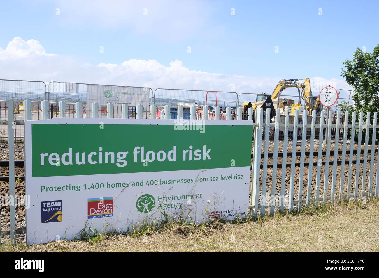Exmouth/UK-luglio 2020: L'Agenzia per l'ambiente e il Consiglio distrettuale del Devon orientale stanno costruendo una nuova parete per proteggersi dalle inondazioni Foto Stock