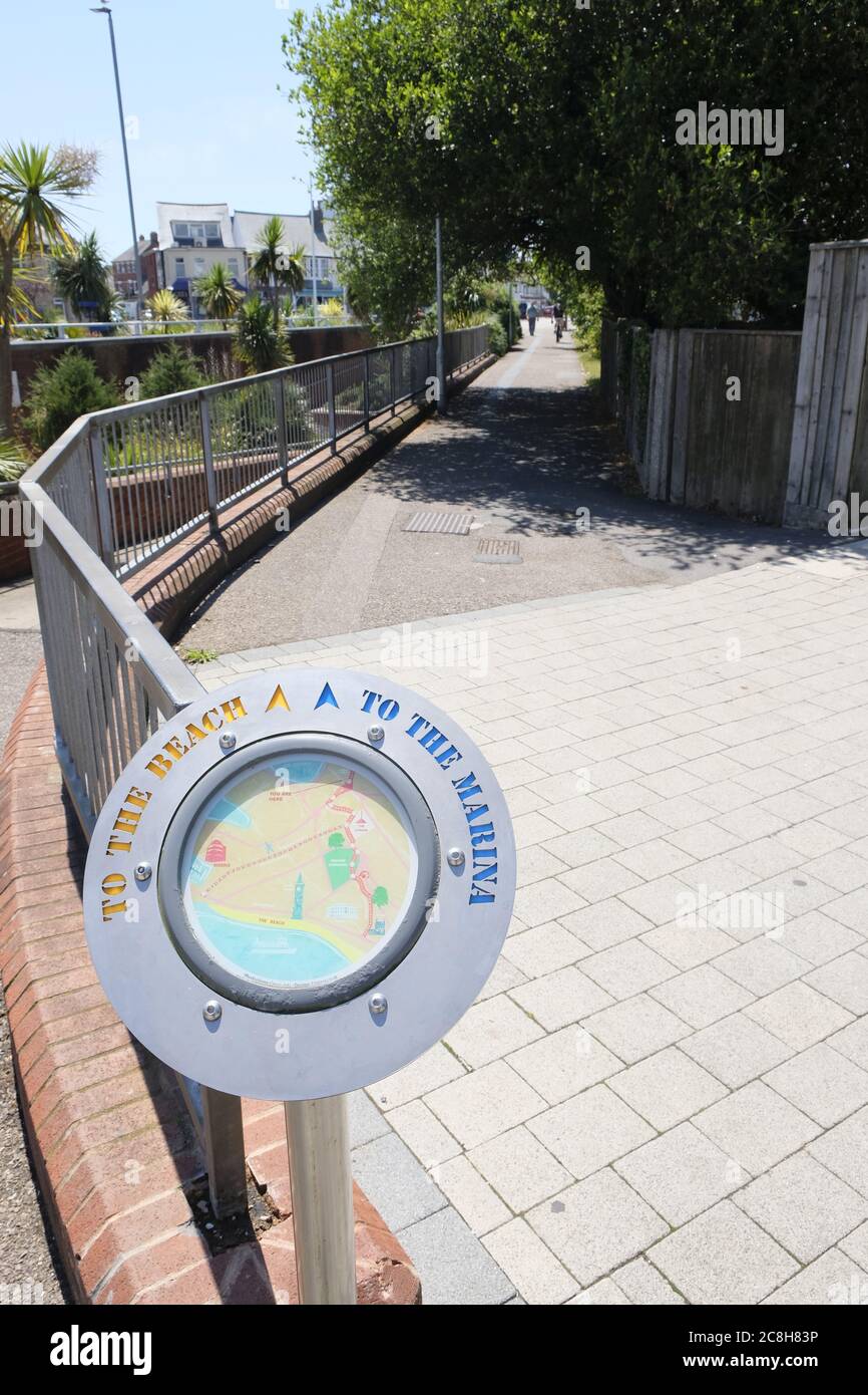Un cartello con una mappa indica la direzione del porto turistico e della spiaggia di Exmouth, Devon, Regno Unito Foto Stock