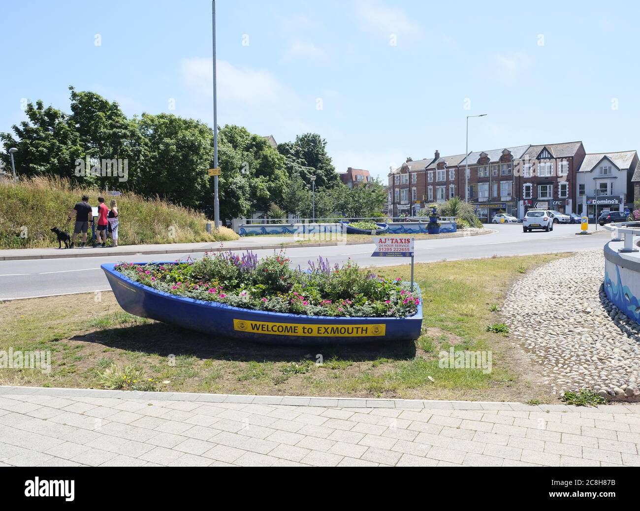 Exmouth/UK-Luglio 2020: Una barca decorata con fiori piantati serve come un cartello di Benvenuto a Exmouth, in Exmouth, Inghilterra Foto Stock