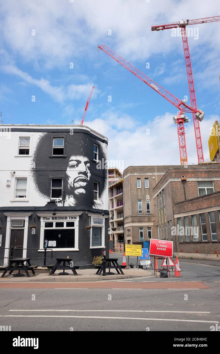 Luglio 2020 - The Bridge Inn, centro di Bristol con un murale monocromatico di Jimi Hendrix. Foto Stock