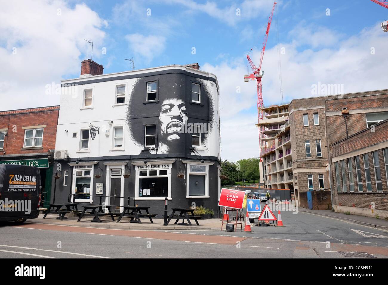 Luglio 2020 - The Bridge Inn, centro di Bristol con un murale monocromatico di Jimi Hendrix. Foto Stock