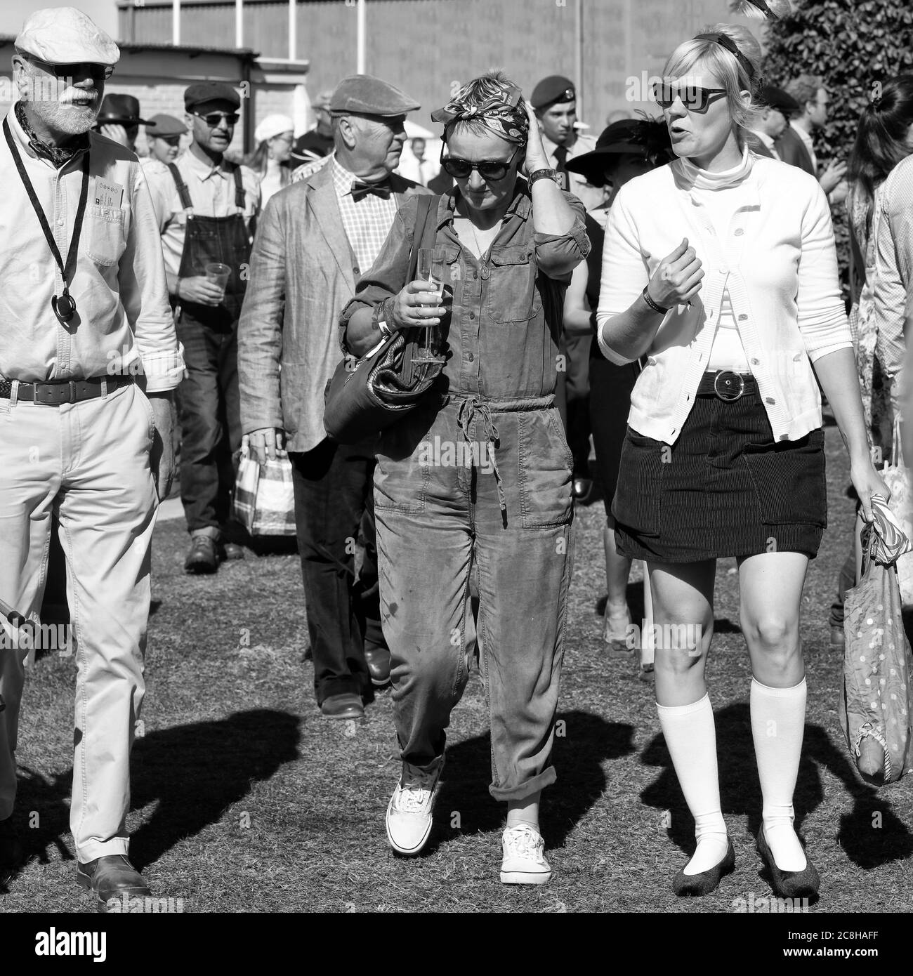 Settembre 2019 - giovani donne in costume d'epoca al Goodwood Revival Foto Stock