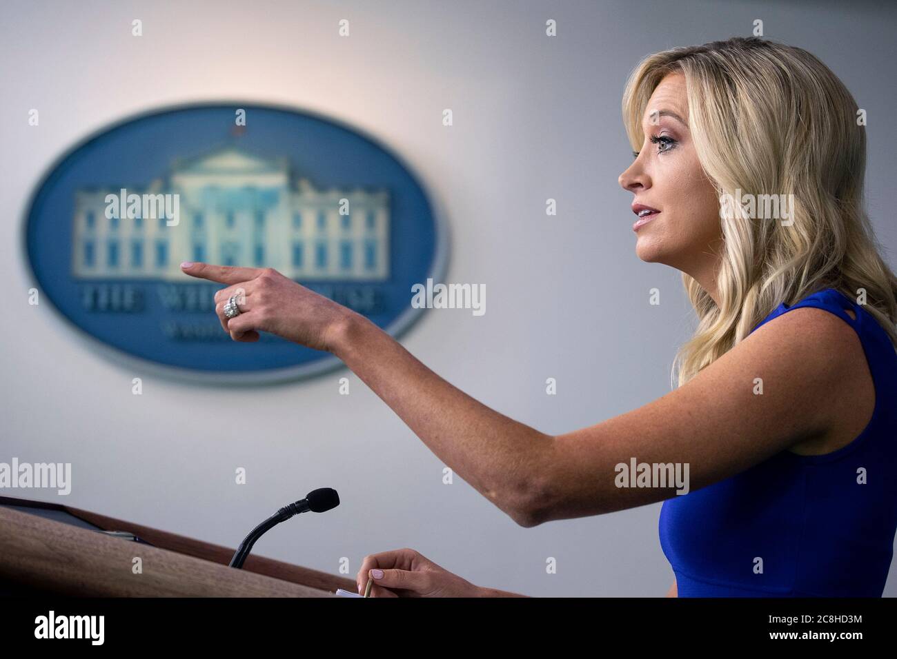 Il Segretario della stampa della Casa Bianca Kayleigh McEnany parla durante una conferenza stampa nella stanza di Briefing della stampa di James S. Brady alla Casa Bianca a Washington, DC, Stati Uniti venerdì 24 luglio 2020. Il presidente degli Stati Uniti Donald J. Trump oggi è stato colpito con la prima di quelle che probabilmente saranno diverse cause legali che sfidano il suo ordine esecutivo cercando di escludere gli immigrati non documentati dai dati del censimento utilizzati per determinare i distretti del Congresso. Credit: Stefani Reynolds/Pool via CNP | utilizzo in tutto il mondo Foto Stock