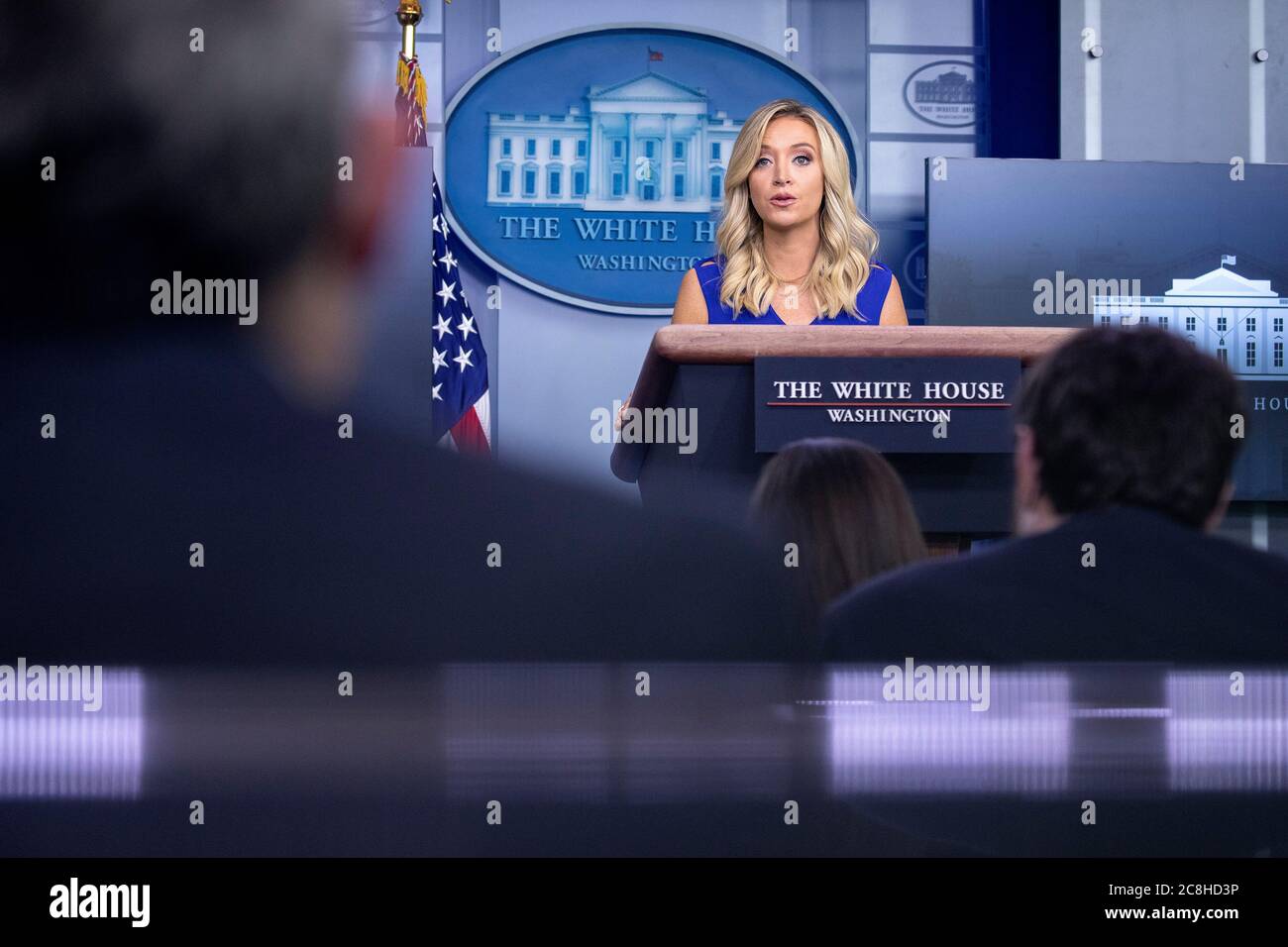 Il Segretario della stampa della Casa Bianca Kayleigh McEnany parla durante una conferenza stampa nella stanza di Briefing della stampa di James S. Brady alla Casa Bianca a Washington, DC, Stati Uniti venerdì 24 luglio 2020. Il presidente degli Stati Uniti Donald J. Trump oggi è stato colpito con la prima di quelle che probabilmente saranno diverse cause legali che sfidano il suo ordine esecutivo cercando di escludere gli immigrati non documentati dai dati del censimento utilizzati per determinare i distretti del Congresso. Credit: Stefani Reynolds/Pool via CNP | utilizzo in tutto il mondo Foto Stock