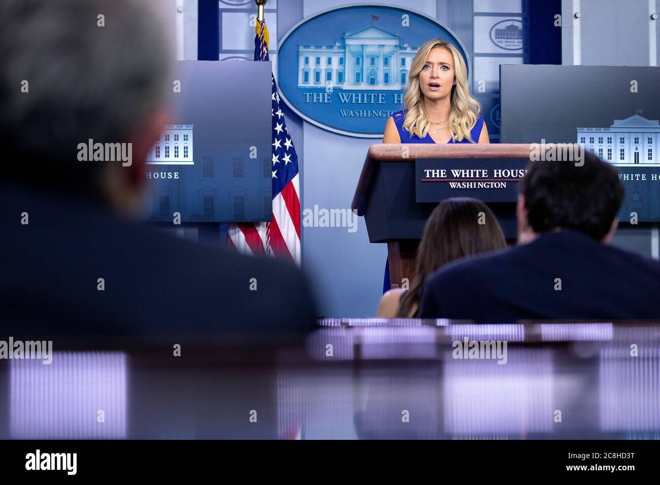 Il Segretario della stampa della Casa Bianca Kayleigh McEnany parla durante una conferenza stampa nella stanza di Briefing della stampa di James S. Brady alla Casa Bianca a Washington, DC, Stati Uniti venerdì 24 luglio 2020. Il presidente degli Stati Uniti Donald J. Trump oggi è stato colpito con la prima di quelle che probabilmente saranno diverse cause legali che sfidano il suo ordine esecutivo cercando di escludere gli immigrati non documentati dai dati del censimento utilizzati per determinare i distretti del Congresso. Credit: Stefani Reynolds/Pool via CNP | utilizzo in tutto il mondo Foto Stock
