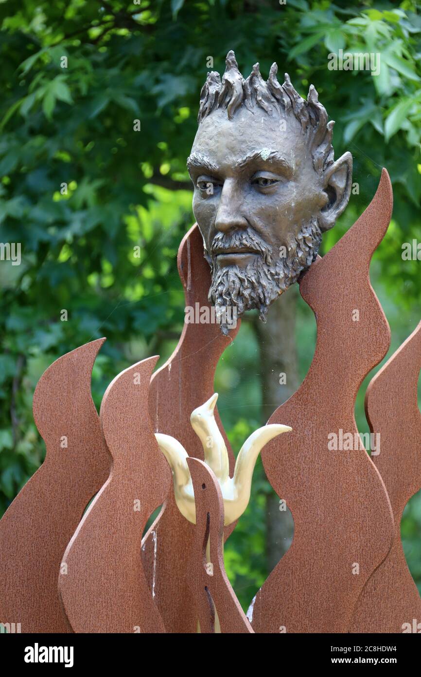 Opere d'arte chiamate Surtr Flames nel Grosvenor Park a Chester Foto Stock
