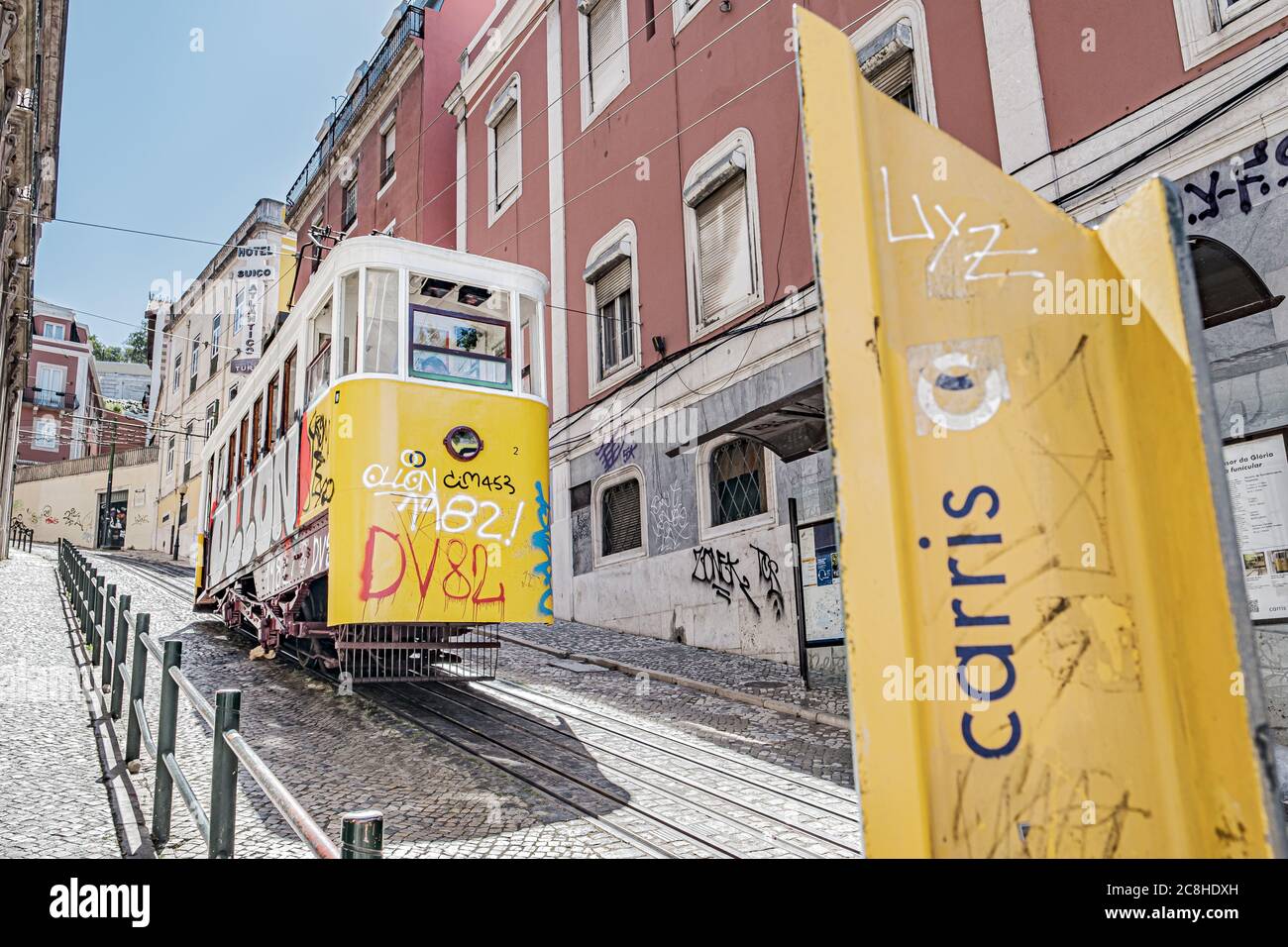 La funicolare di Glória a Lisbona, Portogallo durante la pandemia di COVID-19 Foto Stock