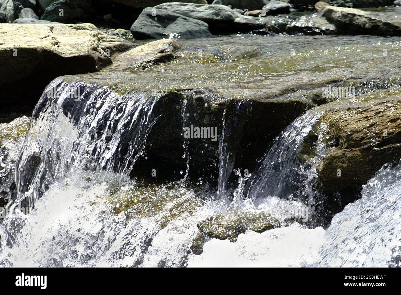 Chiare e fresche acque fluenti in torrenti alpini della Valle d'Aosta, Italia. Foto Stock