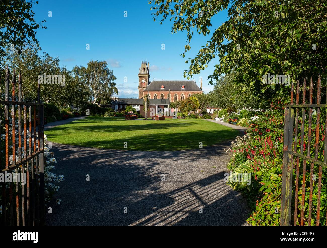 Giardini e municipio, Main Street, Wigtown, Dumfries & Galloway, Scozia. Foto Stock