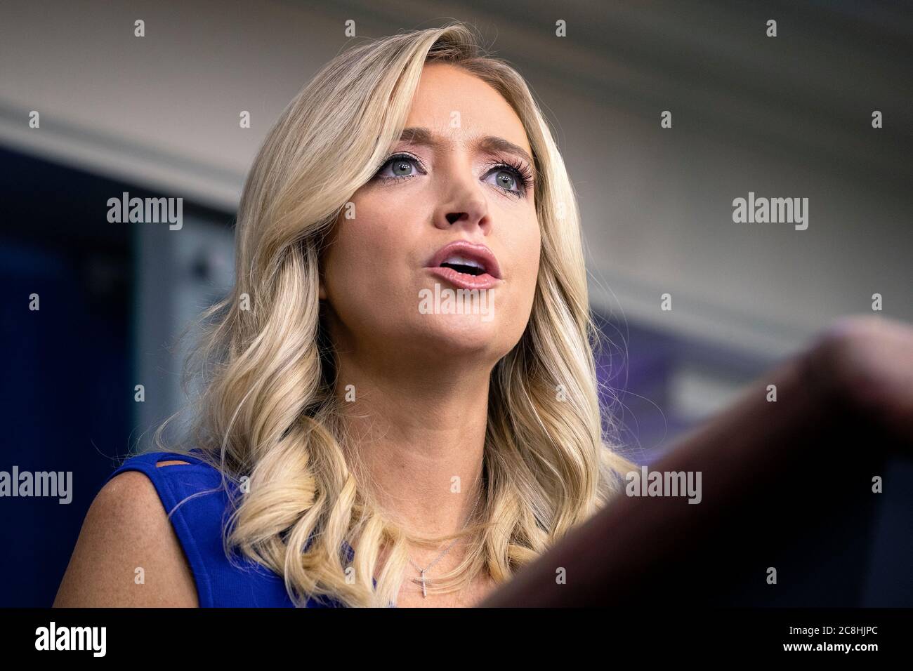 Il Segretario della stampa della Casa Bianca Kayleigh McEnany parla durante una conferenza stampa nella stanza di Briefing della stampa di James S. Brady alla Casa Bianca a Washington, DC, Stati Uniti venerdì 24 luglio 2020. Il presidente degli Stati Uniti Donald J. Trump oggi è stato colpito con la prima di quelle che probabilmente saranno diverse cause legali che sfidano il suo ordine esecutivo cercando di escludere gli immigrati non documentati dai dati del censimento utilizzati per determinare i distretti del Congresso. Credit: Stefani Reynolds/Pool via CNP /MediaPunch Foto Stock