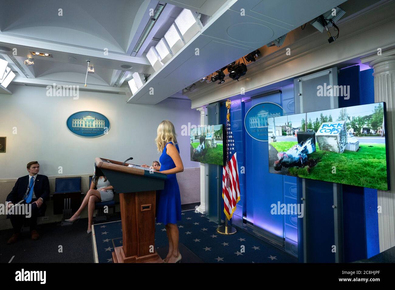 Il Segretario della stampa della Casa Bianca Kayleigh McEnany parla durante una conferenza stampa nella stanza di Briefing della stampa di James S. Brady alla Casa Bianca a Washington, DC, Stati Uniti venerdì 24 luglio 2020. Il presidente degli Stati Uniti Donald J. Trump oggi è stato colpito con la prima di quelle che probabilmente saranno diverse cause legali che sfidano il suo ordine esecutivo cercando di escludere gli immigrati non documentati dai dati del censimento utilizzati per determinare i distretti del Congresso. Credit: Stefani Reynolds/Pool via CNP /MediaPunch Foto Stock