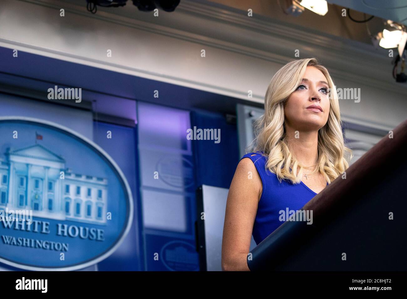 Il Segretario della stampa della Casa Bianca Kayleigh McEnany parla durante una conferenza stampa nella stanza di Briefing della stampa di James S. Brady alla Casa Bianca a Washington, DC, Stati Uniti venerdì 24 luglio 2020. Il presidente degli Stati Uniti Donald J. Trump oggi è stato colpito con la prima di quelle che probabilmente saranno diverse cause legali che sfidano il suo ordine esecutivo cercando di escludere gli immigrati non documentati dai dati del censimento utilizzati per determinare i distretti del Congresso. Credit: Stefani Reynolds/Pool via CNP /MediaPunch Foto Stock